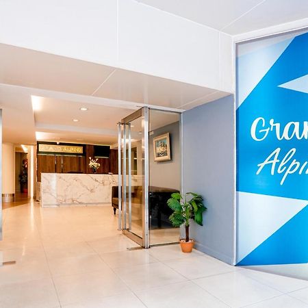 Grand Alpine Hotel Бангкок Экстерьер фото