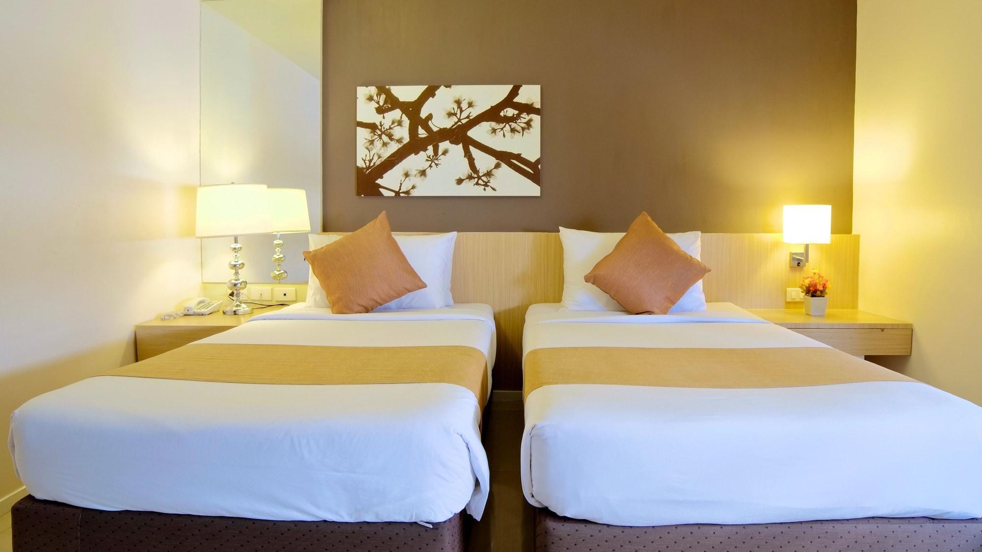 Grand Alpine Hotel Бангкок Экстерьер фото