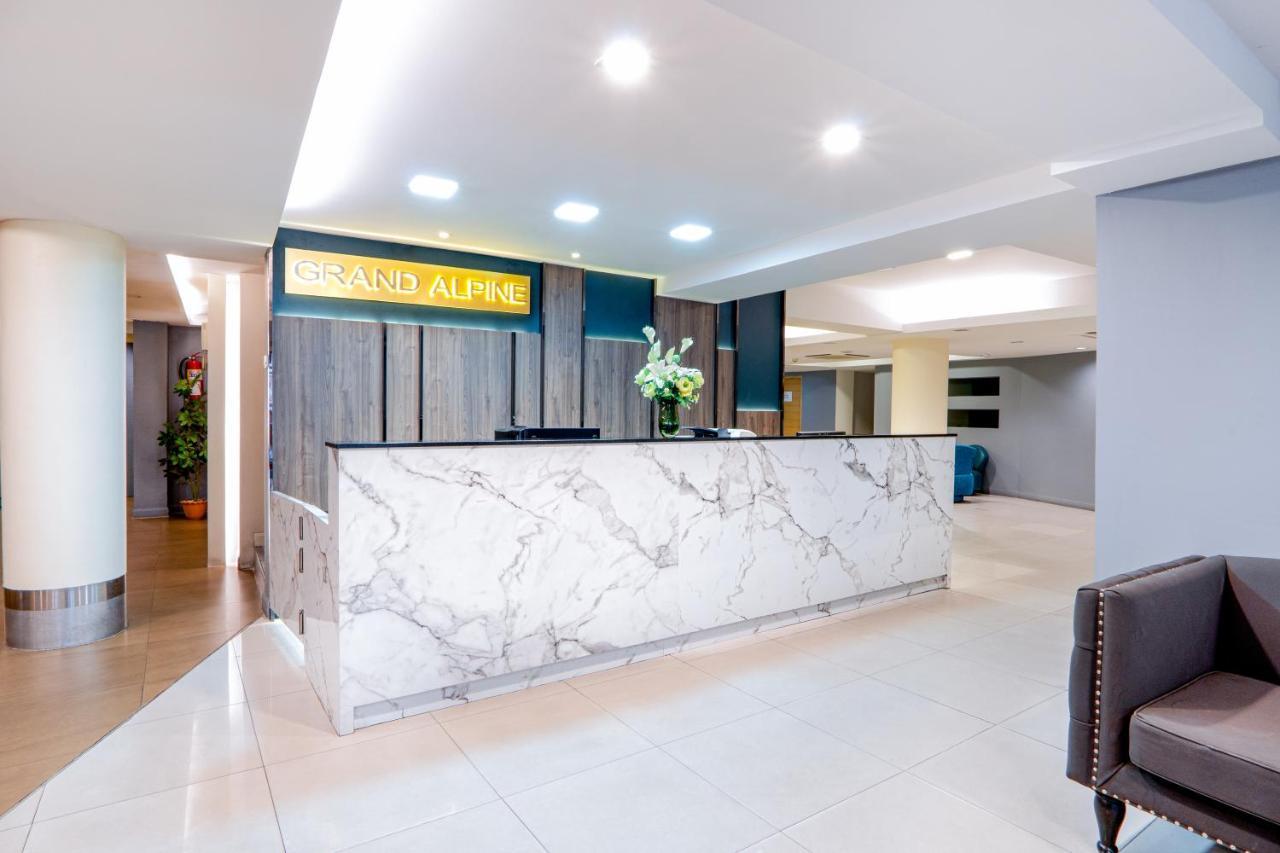 Grand Alpine Hotel Бангкок Экстерьер фото
