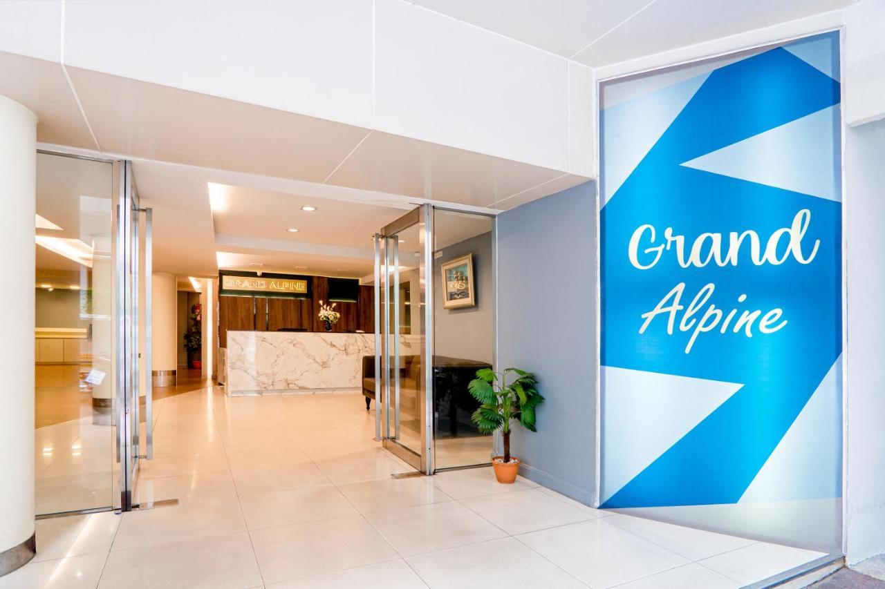Grand Alpine Hotel Бангкок Экстерьер фото