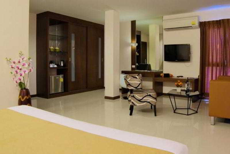 Grand Alpine Hotel Бангкок Экстерьер фото