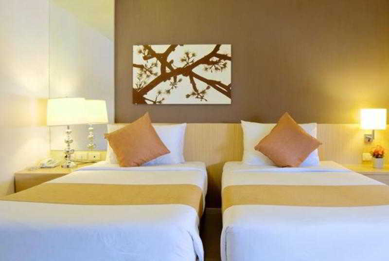 Grand Alpine Hotel Бангкок Экстерьер фото