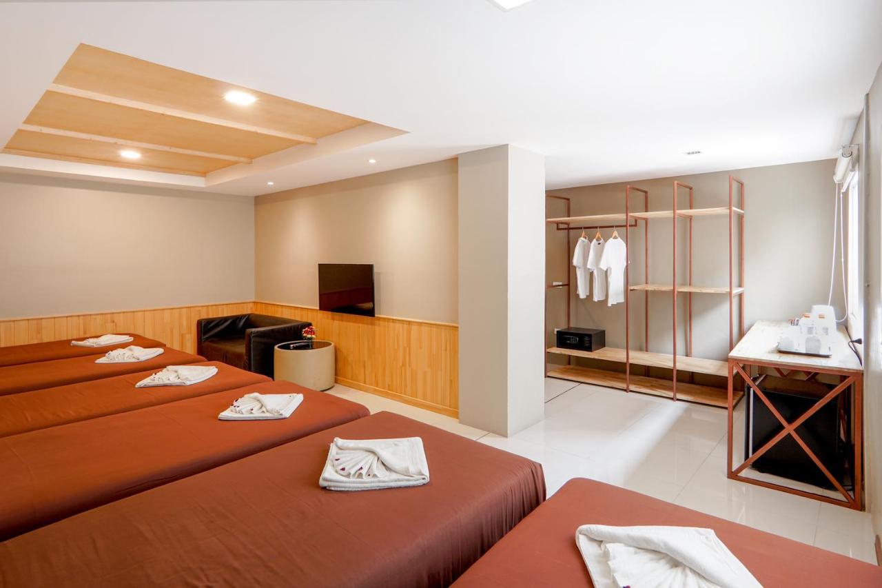 Grand Alpine Hotel Бангкок Экстерьер фото