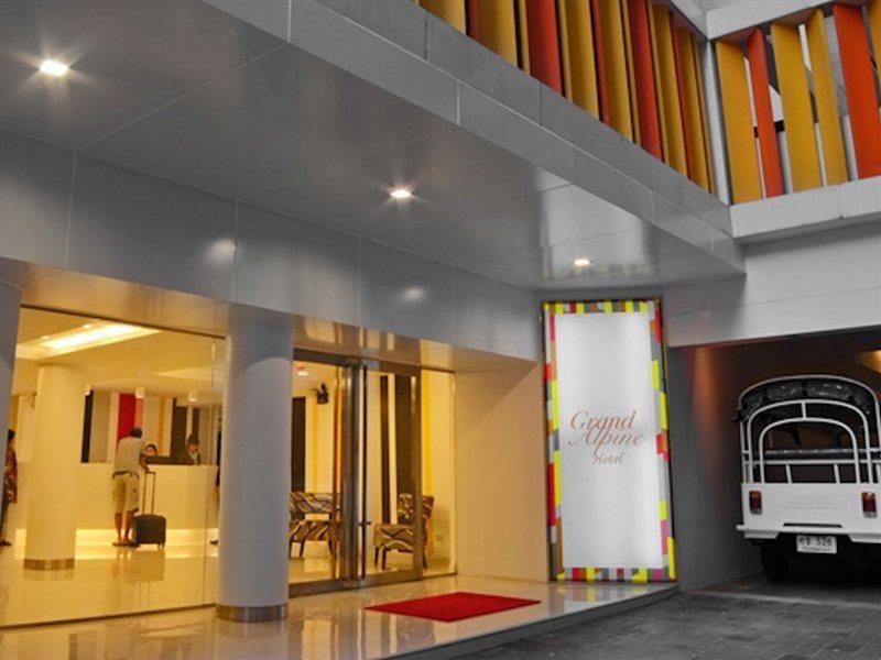 Grand Alpine Hotel Бангкок Экстерьер фото